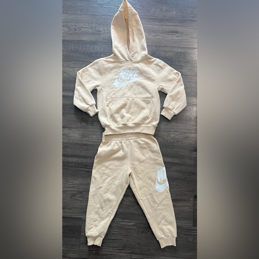 Nike Kids Cream Jogger Set 5t 
like new 
hung to dry smoke free home